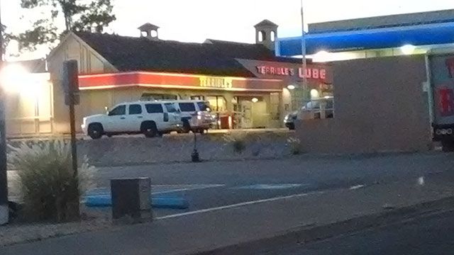Henderson Police officers investigate the scene of an early morning robbery May 8, 2018 (Patrick Daubney / FOX5).
